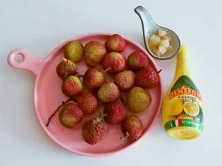 1、荔枝罐头,食材准备好