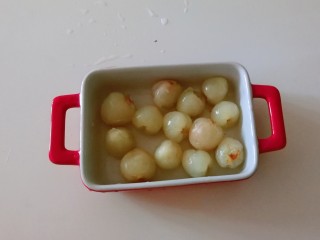 2、荔枝罐头,荔枝去皮