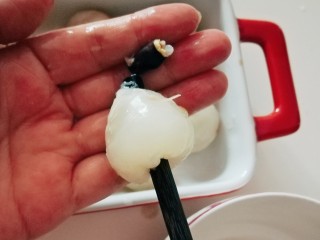3、荔枝罐头,用筷子将荔枝核推出