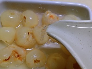 5、荔枝罐头,注入200克纯净水 将荔枝果肉浸泡半个小时