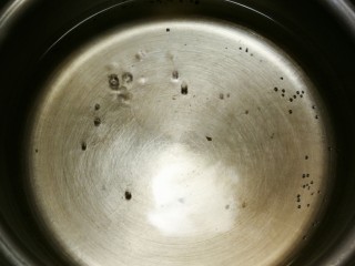 7、荔枝罐头,煮至冰糖融化