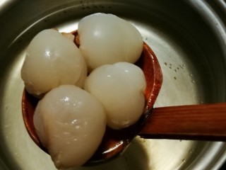 8、荔枝罐头,放入荔枝果肉