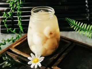 13、荔枝罐头,倒入密封瓶里