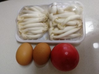 1、白玉菇鸡蛋汤,主要食材。