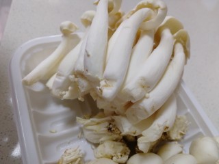 2、白玉菇鸡蛋汤,白玉菇切去根部。