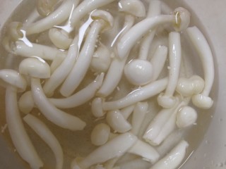 3、白玉菇鸡蛋汤,清水洗净。