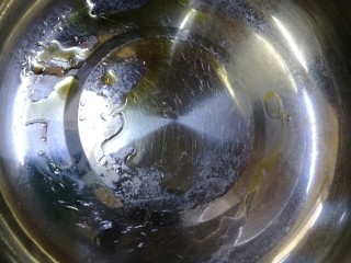 6、白玉菇鸡蛋汤,锅里放少许油。