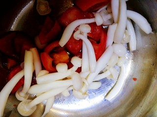 8、白玉菇鸡蛋汤,番茄炒软放入白玉菇。