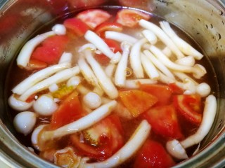 10、白玉菇鸡蛋汤,加适量开水。