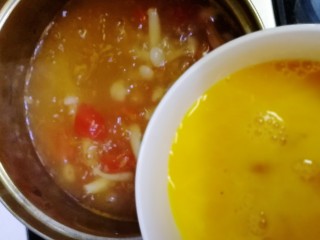 15、白玉菇鸡蛋汤,最小火,筷子头朝下贴在碗边慢慢倒入蛋液。