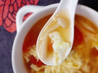 19、白玉菇鸡蛋汤,白玉菇和鸡蛋滑嫩,汤汁清爽不油腻。