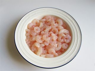 1、腰果炒虾仁,虾仁洗净去壳，用牙签从脊背上挑出虾线；