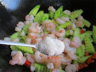 12、腰果炒虾仁,加入盐调味；