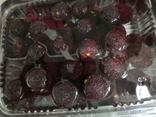 1、杨梅汤,杨梅放入容器中，加入500克水