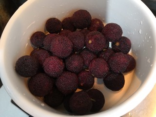 4、杨梅汤,把杨梅，倒入锅中