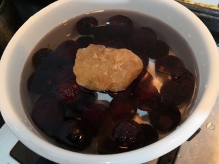 6、杨梅汤,放入冰糖