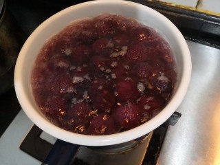 8、杨梅汤,煮开后，关小火焖煮5分钟