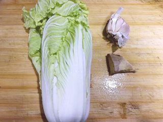 1、厨房挑战+素菜+清新大白菜,将大白菜，大蒜，生姜准备好