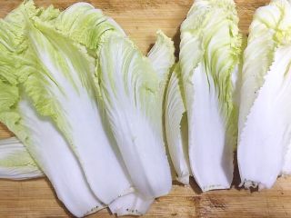 2、厨房挑战+素菜+清新大白菜,将大白菜一片片剥开