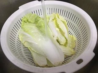 3、厨房挑战+素菜+清新大白菜,将大白菜一片片洗干净