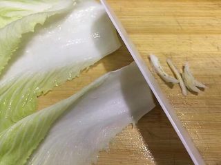 4、厨房挑战+素菜+清新大白菜,用刀将白菜尾部一个个去掉