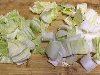 5、厨房挑战+素菜+清新大白菜,将大白菜用刀均匀切块