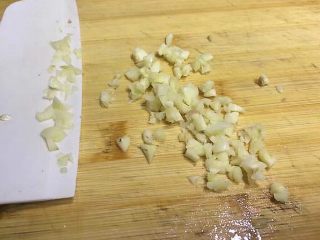 6、厨房挑战+素菜+清新大白菜,将大蒜切丁，生姜切碎备用