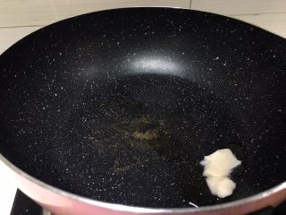 7、厨房挑战+素菜+清新大白菜,在锅里放一勺猪油，中火化油