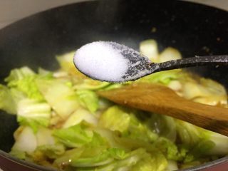 11、厨房挑战+素菜+清新大白菜,翻炒片刻加入一勺盐调味