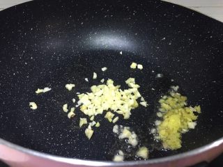 8、厨房挑战+素菜+清新大白菜,将切好的大蒜丁，生姜末放入锅中爆香