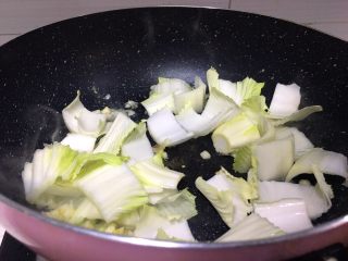 9、厨房挑战+素菜+清新大白菜,将大白菜不含叶子的部分先入锅