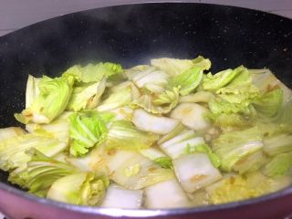 10、厨房挑战+素菜+清新大白菜,当白菜梗软后加入白菜叶子加少许水