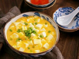 9、蟹黄豆腐,撒上葱花点缀一下。