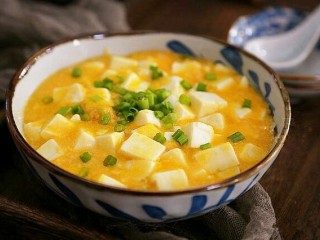 10、蟹黄豆腐,汤都好喝的蟹黄豆腐做好啦！