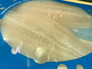 1、酸汤龙利鱼,龙利鱼，取一片；