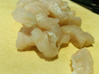 3、酸汤龙利鱼,洗净，切粒；