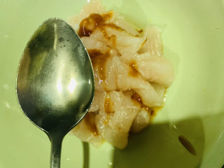 6、酸汤龙利鱼,加食用油；