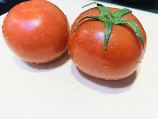 9、酸汤龙利鱼,西红柿洗净；