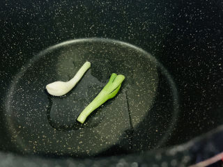 12、酸汤龙利鱼,锅里加少许食用油，加葱白，炒香；