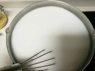 3、豌豆凉粉,粉与水混合搅拌均匀成粉浆