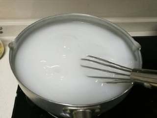 4、豌豆凉粉,开大火煮，慢慢搅拌至烧开粉浆开始变透明状（可10秒搅拌一下再停以此类推），注意底部糊