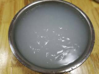 8、豌豆凉粉,让其自然冷却凝固成型口感嫩滑（头晚弄次日吃），放冰箱冷藏4小时左右口感爽脆无嫩滑感两种风味