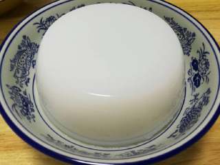 9、豌豆凉粉,自然凝固好反扣过来的成品光滑漂亮，摸上有些韧性