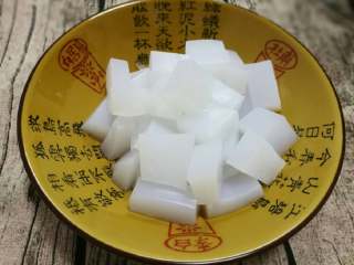 12、豌豆凉粉,也可切小方块或小条状，不能太大块否则不入味影响味道（切前先把刀过下凉水好切不粘刀)