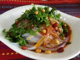 14、豌豆凉粉,调入酱料拌匀就可以开吃了