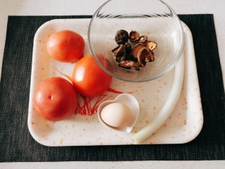 1、西红柿香菇汤,食材准备好