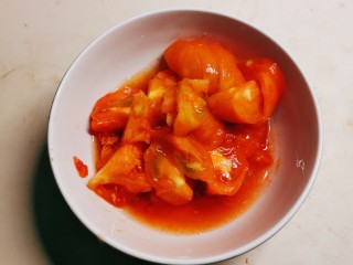 2、西红柿香菇汤,番茄去皮切块。