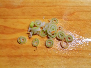 3、西红柿香菇汤,葱切片。