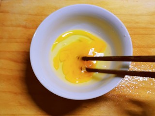 4、西红柿香菇汤,鸡蛋敲入碗中打散。