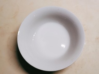 5、西红柿香菇汤,水淀粉准备好。